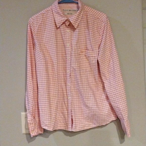 Tommy Hilfiger Tops - 𝅺TOMMY Hilfiger Pink Button Shirt size Large.